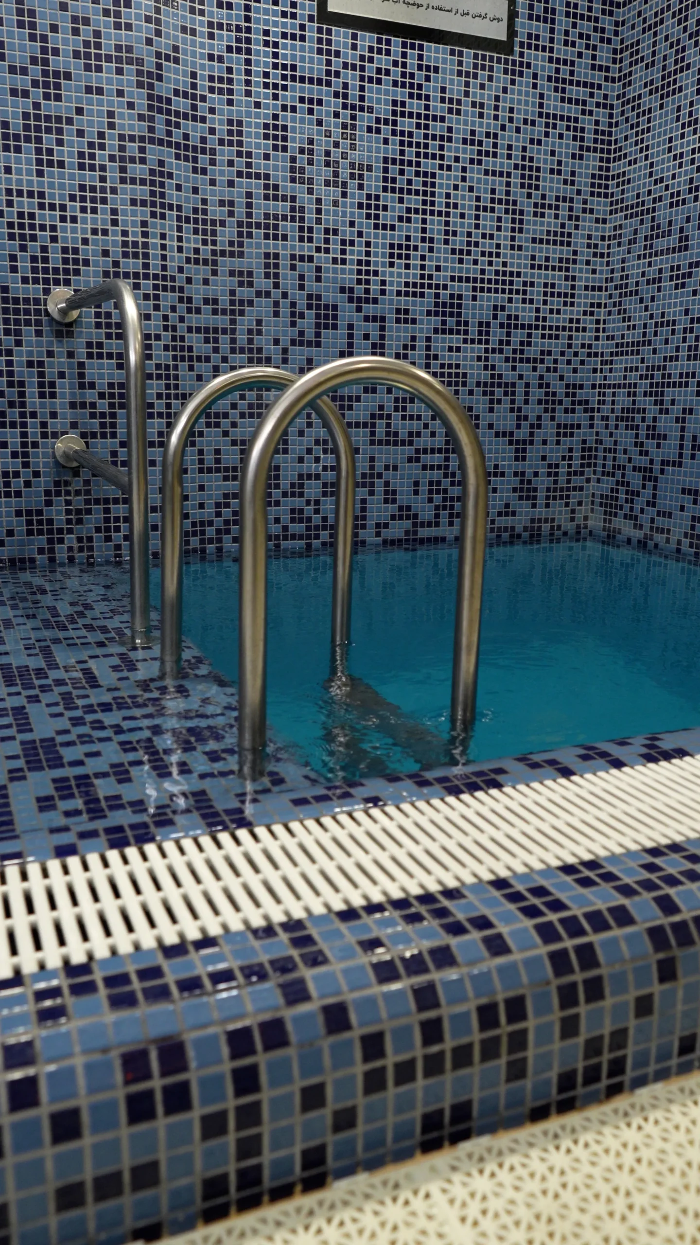 اجرای بهسازی استخر مرکز خرید پالادیوم با تیم حرفه ایی صدای آب دریا